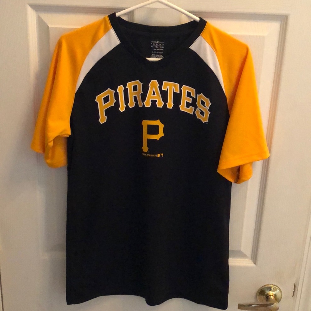 Genuine merchandise Team Athletics Pirates Tee shirt Sz XL Boys